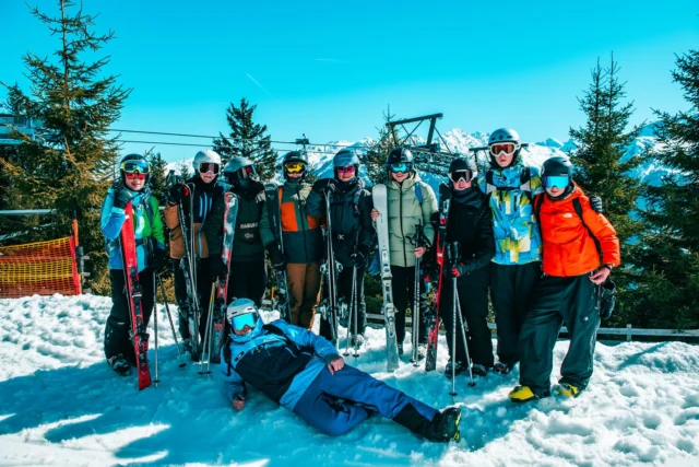 Hoe sluit je een leuke groepsfoto af met je leraar? 😏
Swipe naar rechts➡️
Uiteraard met een goed sneeuwballengevecht❄️🤣
Wie won?