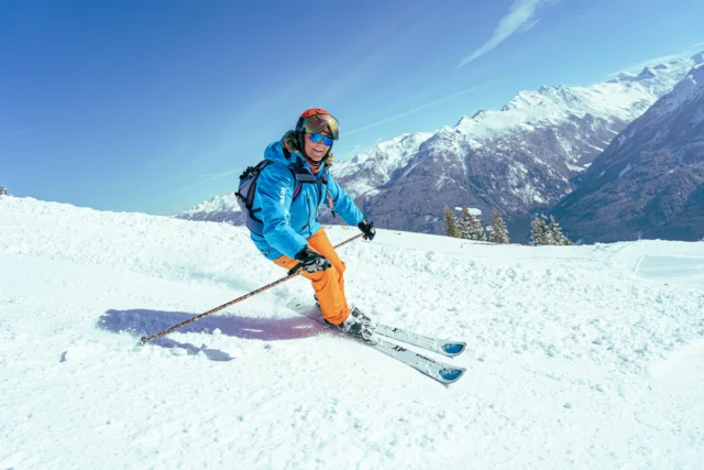 Hi, ik ben Marjolijn Prins!** 🎿
Ik woon in Amersfoort, ben getrouwd en heb twee volwassen dochters. Sinds 2010 werk ik met veel plezier voor Lever Reizen als ski-instructeur en reisleider. Daarnaast geef ik ook ski-les op de borstelbaan van de Wolfskamer in Huizen.
Mijn passie voor skiën begon toen ik 20 jaar oud was. Tijdens mijn schooltijd in Zwitserland kreeg ik in de middagen ski-les, en vanaf dat moment was ik verkocht. Skiën is een passie geworden die ik nooit meer heb losgelaten. Elk jaar leer ik weer bij, dankzij trainingen op de Wolfskamer en de trainingsreizen met Lever Reizen. Je bent immers nooit uitgeleerd! Mijn motto? *Als je investeert in jezelf, word je beloond.*
⛷️ **Het leukste aan lesgeven?** Het enthousiasme van mijn leerlingen. Ik vind het geweldig om anderen net zo enthousiast te maken over skiën als ik zelf ben. Het moment waarop iemand na een paar aanwijzingen zijn of haar eerste afdaling maakt, voelt altijd als een beloning – en die blije kreten achter mij maken het helemaal af!
🌄 **Mijn favoriete plek om te skiën?** Portes du Soleil. Daar kun je niet alleen stevige hellingen vinden, maar ook prachtige tochten maken. Zelf daag ik me graag uit op een steile zwarte piste of een leuke buckelpiste. Hoe uitdagender, hoe beter!
🍴 **Mijn favoriete wintersportgerechten?** Kaiserschmarrn en kaasfondue, zonder twijfel. En na een dag op de piste geniet ik graag van een warme chocomelk met amaretto en een dubbele espresso.
🏅 **Wat motiveert mij?** Buiten zijn, sporten, en het resultaat van mijn lessen terugzien bij mijn leerlingen. Er is niets mooiers dan anderen te zien groeien en genieten.
Heb jij al eens een reis of les met mij meegemaakt? Dan hoop ik dat ik jouw wintersport net zo onvergetelijk heb gemaakt als die voor mij is!
