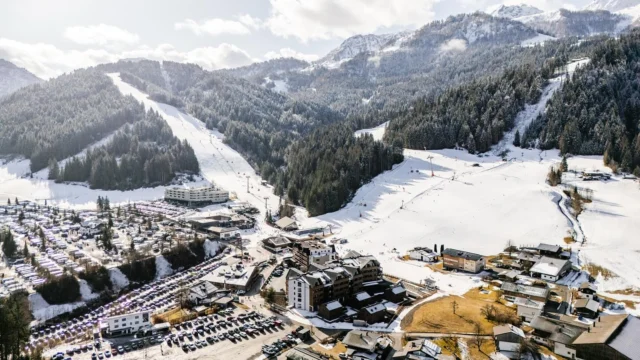 Op schoolreis naar het skigebied dat alles heeft: Saalbach-Hinterglemm-Leogang-Fieberbrunn!
Stel je voor: een winterparadijs waar jouw schoolgroep de perfecte balans vindt tussen avontuur, gezelligheid en rust. Dat is precies wat het skigebied Saalbach-Hinterglemm-Leogang-Fieberbrunn te bieden heeft! Met meer dan 270 kilometer aan geprepareerde pistes, moderne liften en een sfeervolle omgeving is dit een droombestemming voor scholen die hun leerlingen een onvergetelijke ervaring willen geven.😌👉🏻
Waarom is dit dé plek voor jouw schoolgroep? Laten we het even uitleggen:
✅ Geschikt voor alle niveaus – Of je groep nu bestaat uit beginners of ervaren skiërs, dit gebied biedt brede oefenpistes, uitdagende afdalingen en zelfs een van de grootste freeridezones van Oostenrijk in Fieberbrunn.
✅ Veilig en overzichtelijk – Doordat jullie in het leuke kleine dorpje Hochfilzen verblijven, genieten jullie van een rustige, authentieke sfeer terwijl het grote skigebied op steenworp afstand ligt. Ideaal om als groep samen te blijven, zonder de drukte van de populaire dorpen.
✅ Sneeuwzeker & modern – Dankzij de hoge ligging en geavanceerde sneeuwkanonnen is er altijd wel sneeuw. Bovendien zorgen de moderne liften ervoor dat jullie meer tijd op de piste doorbrengen en minder in de rij staan. Heerlie!😌
✅ Meer dan skiën – Van nachtrodelen, funparks en fakkeltochten en nog meer: hier is altijd iets te beleven! Een perfecte mix van sport en ontspanning. Wat wil je nog meer?😜
Jouw schoolgroep in een prachtige omgeving
Door te verblijven in Hochfilzen krijgen jullie het beste van beide werelden: direct toegang tot een van de grootste skigebieden van Oostenrijk, maar ook de rust en ruimte om als groep samen te zijn. Even weg van de drukte, maar wél midden in een regio met eindeloze mogelijkheden.
Benieuwd naar waar jullie schoolgroep kan verblijven in dit gebied? Vraag vrijblijvend een offerte aan en ontdek hoe jouw schoolgroep hier een onvergetelijke skireis beleeft! Let’s skiiiii🎿